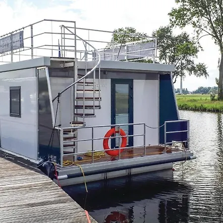 Houseboat Evasion 5*
